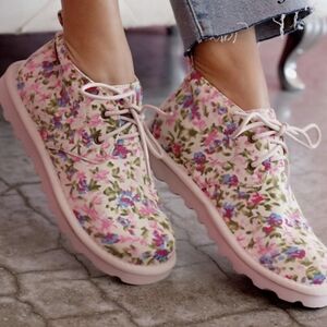 Women Bear Paw size 7